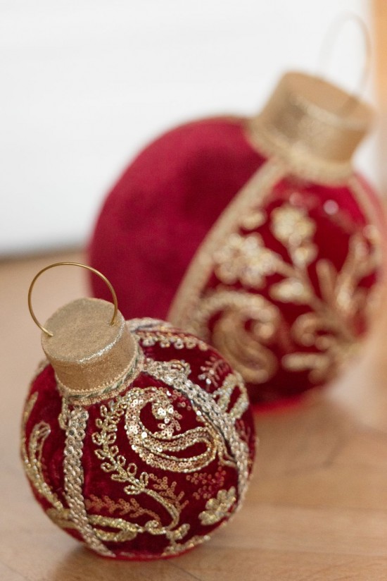 J Line Palla Decorativa Motivi Polyfoam Tessuto Rosso Oro Large Bola Decorativo Motivo Polyfoam Textil Rojo Oro Small.