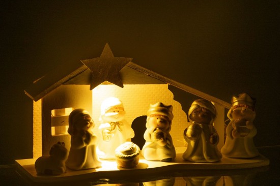 J Line crèches de Noël Jolipa Creche Led Porcelaine Blanc Or Large.