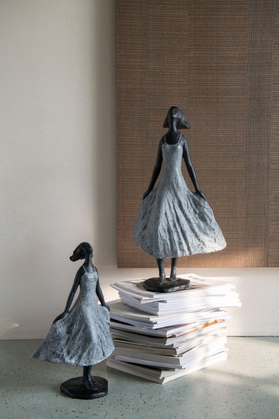 Jline Chica Mirando Al Cielo Resina Negra Gris Pequeña.