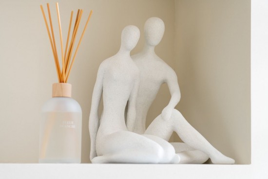 Jline Pareja Sentada Resina Moderna Blanco Mate.