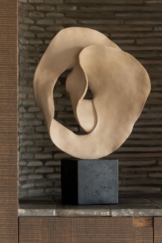 J Line Decorazione Astratta Piede Resina Beige Nero Deco Abstracto Sobre Zócalo Resina Beige Negro.