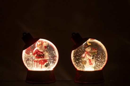 J Line neiges Jolipa Suspension Boule À Neige Bonhomme De Neige Père Noël Plastique Rouge Noël Assortiment De 2.