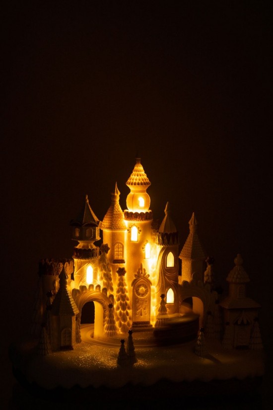 J Line objets Jolipa Pain D Épice Château Train Poudre De Chaux Beige Blanc.