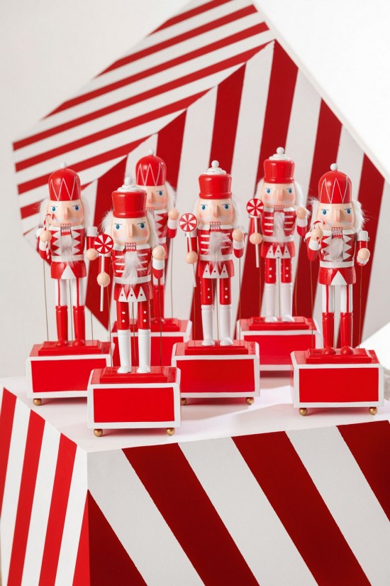 J Line Schiaccianoci Musica Legno Di Pino Rosso Bianco Assortimento Di 2 Cascanueces Música Madera De Pino Rojo Blanco Surtido.