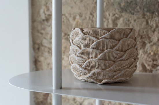 J Line Portavasi Rotondo Rilievo Cemento Beige Medium Cachepot Redondo Relieve Cemento Beige Medium.