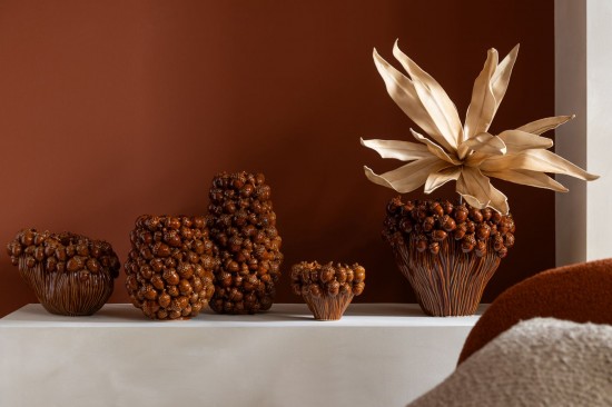 J Line Vaso Largo Karpo Gres Marrone Jarrón Largo Karpo Gres Marrón.