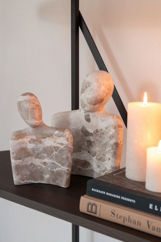 J Line Coppia Coccola Marmo Beige Pareja Abrazos Mármol Beige.