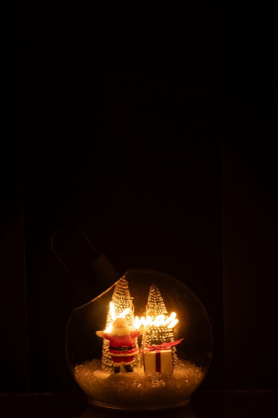 J Line hivers Jolipa Boule De Noël Led Père Noël Verre Blanc Rouge Small.