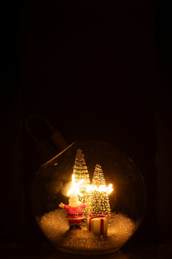 J Line hivers Jolipa Boule De Noël Led Père Noël Verre Blanc Rouge Large.