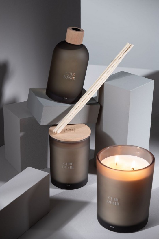 J Line Scented Candle Accords Essentiels Cuir Desir 38H scented candles.