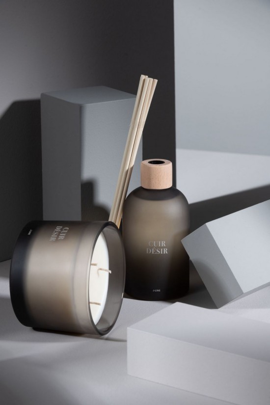 J Line Scented Candle Accords Essentiels Cuir Desir 28H scented candles.