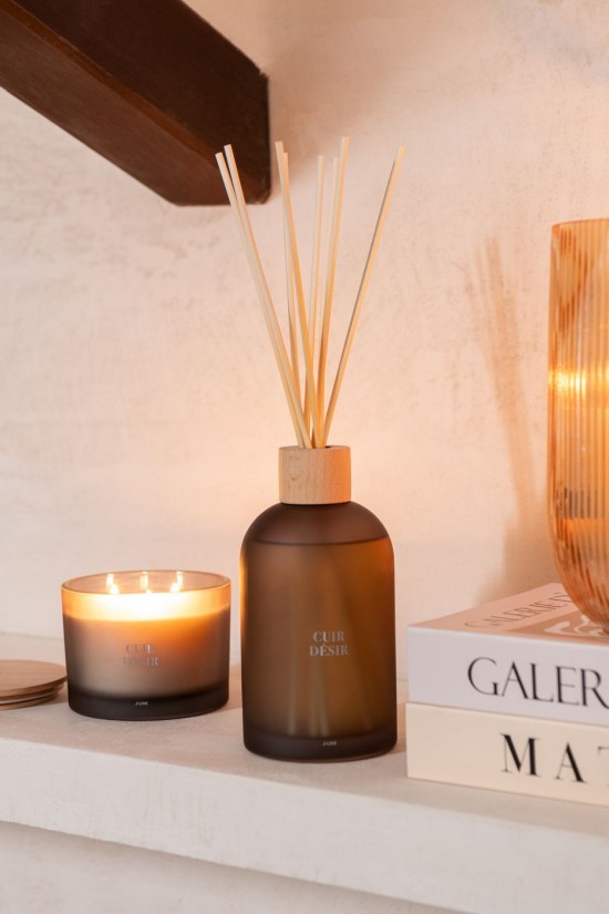 J Line Reed Diffuser Accords Essentiels Cuir Desir 550Ml scent diffusers.