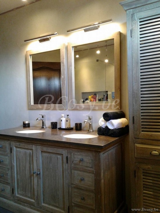 Landelijke stijl badkamer kolomkast met louvre deur