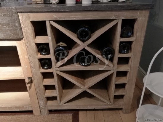 Landelijke keukenkast met wijnrek