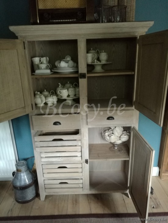 Landelijke hoge keukenkast