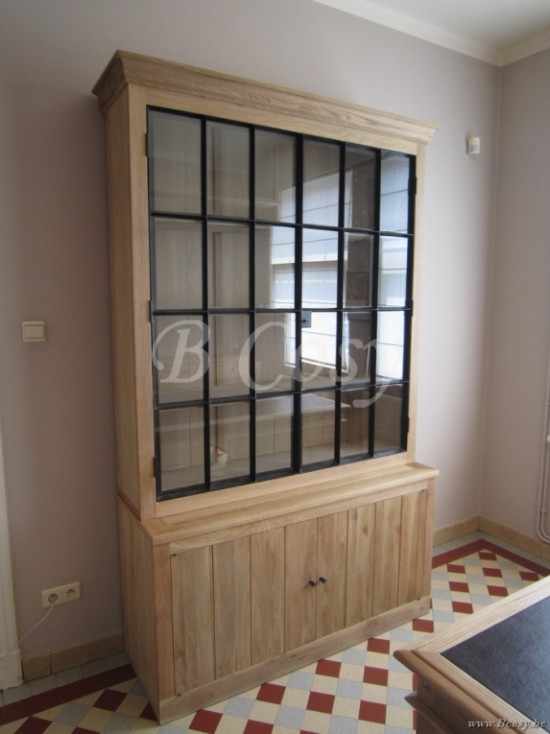 Landelijke eiken vitrinekast met smeedijzer deuren