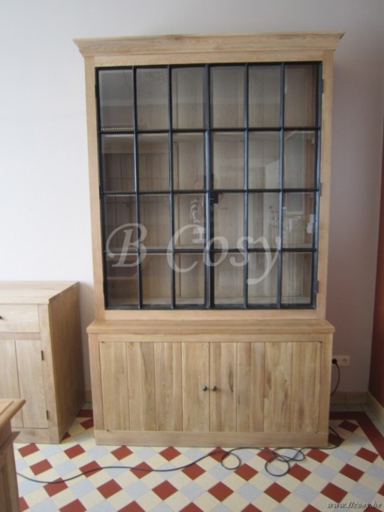 Landelijke eiken vitrinekast met smeedijzeren deuren