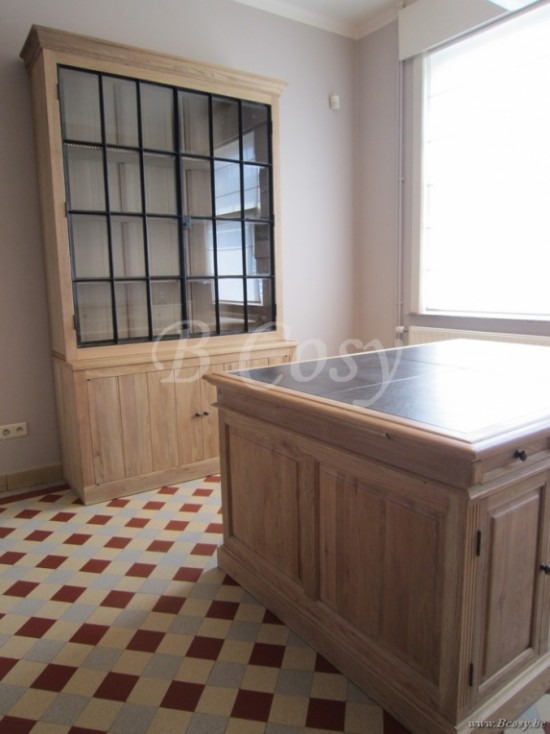 Landelijke eiken vitrinekast met zwart stalen deuren