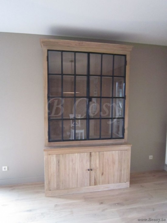 Landelijke eiken kast met smeedijzer deuren