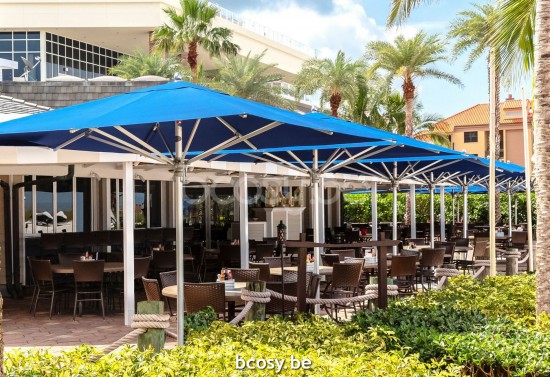 TUUCI Parasols droits à mât central en aluminium.