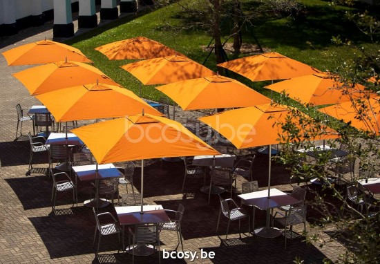 TUUCI Parasols droits à mât central en aluminium.