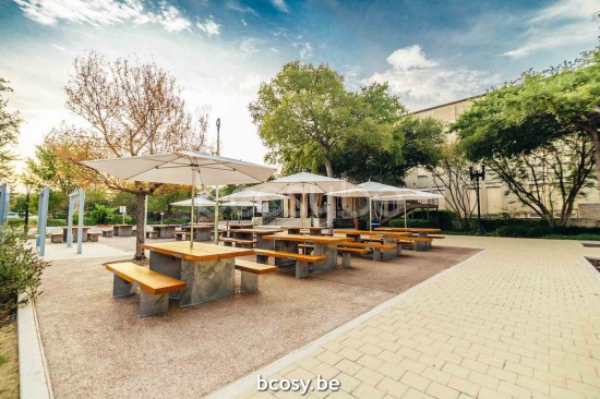 TUUCI Parasols droits à mât central en aluminium.