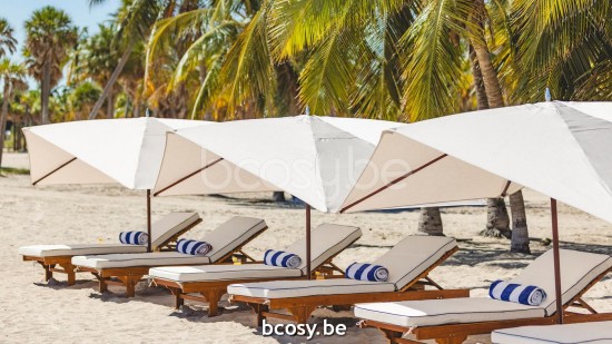 TUUCI Parasols droits à mât central en aluminium.