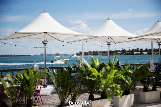 TUUCI Parasols droits à mât central en aluminium.