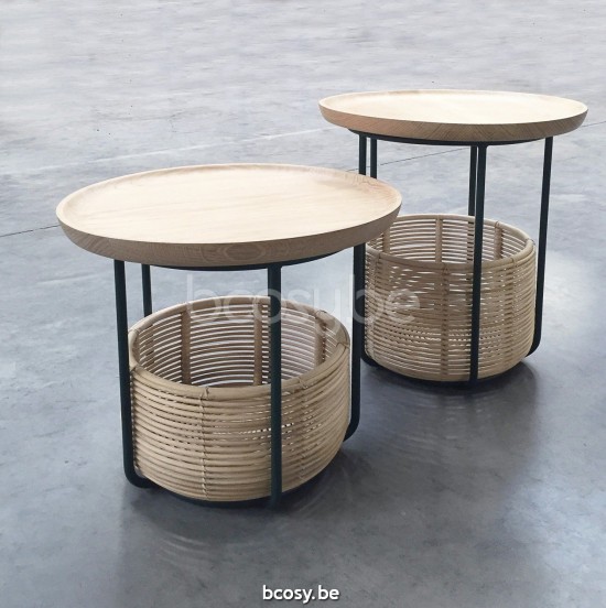 Vincent Sheppard Vivi Petit Table d'appoint Panier cadre en Acier Noir Rotin Naturel dessus de table Chêne Naturel.