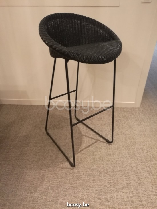 Vincent Sheppard Joe Piétement luge Tabouret de bar cadre en avec piétement luge en acier Revêtement en poudre noir Lloyd Loom Noir.