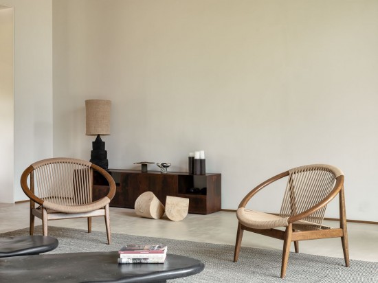 Vincent Sheppard Norma fauteuils avec accoudoirs cadre en Chêne Teinté brun foncé Corde Lin Polypropylène.