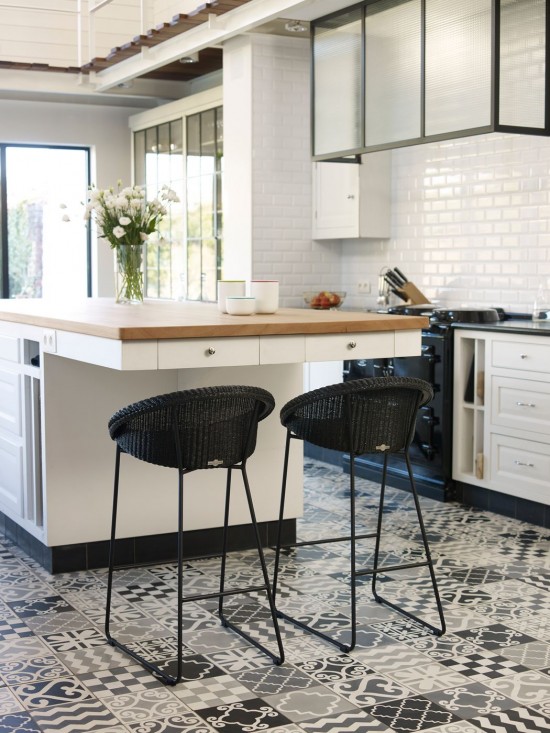 Vincent Sheppard Joe Mittelhoher Barhocker Rahmen aus Schwarz pulverbeschichtet Stahlkufen Schwarz Lloyd Loom.