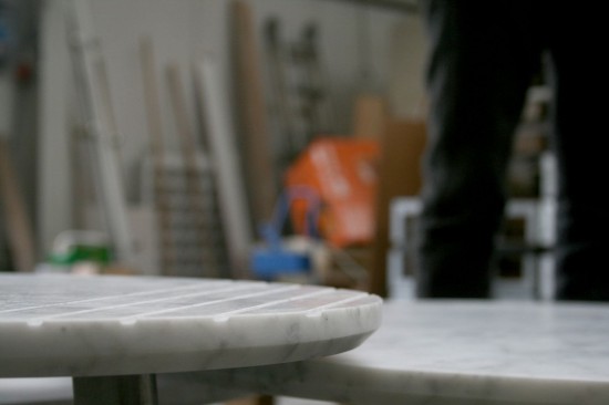 Vincent Sheppard Groove Dia 40 Table d'appoint ronde cadre en Acier Noir dessus de table Marbre Marbre de Carrare.