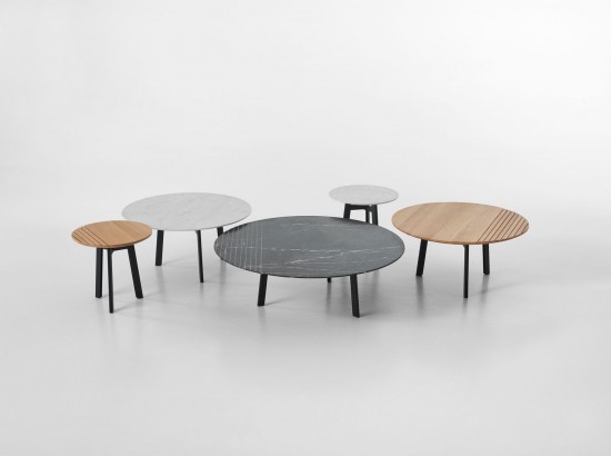 Vincent Sheppard Groove Runder Beistelltisch Dia 40 Rahmen aus Schwarz Stahl Tischplatte Carrara-Marmor Marmor.