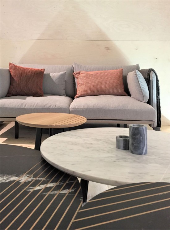 Vincent Sheppard Table basse Groove marbre blanc M Groove Dia 72 Table basse ronde cadre en Acier Noir.