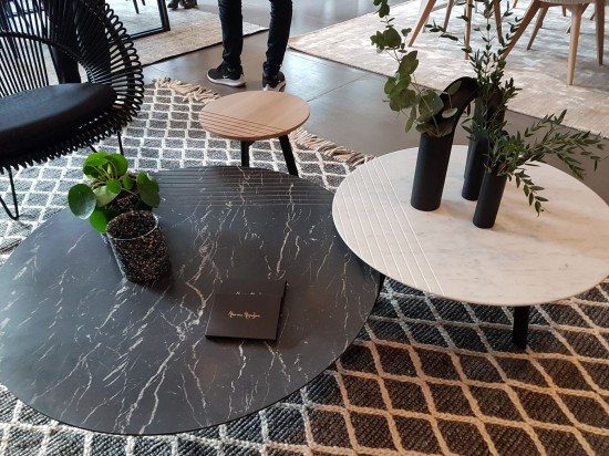 Vincent Sheppard Groove Dia 72 Table basse ronde cadre en Acier Noir dessus de table Marbre Marbre de Carrare.