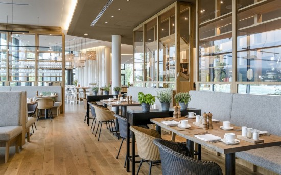 Vincent Sheppard Avril Stuhl mit Stahlsockel Avril Stuhl Rahmen aus Schwarz pulverbeschichtet Stahl A Karamell Lloyd Loom.