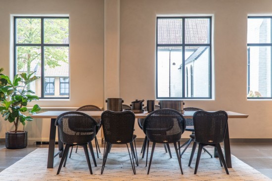 Vincent Sheppard Avril Chaise de salle à manger avec dossier haut cadre en Bois Dur Noir teinté Lloyd Loom Noir.