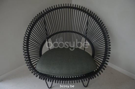 Vincent Sheppard ROY Cocoon fauteuil Roy Cocon cadre en Acier Noir Cordon en osier Noir Polyéthylène.