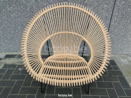 Vincent Sheppard Fauteuil Roy Cocoon camel Roy Cocon cadre en Acier Noir Cordon en osier Chameau Polyéthylène.