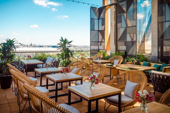 Vincent Sheppard Roy Cocoon Tuinstoelen Zwart Stalen frame Camel Wicker koord Polyethyleen.