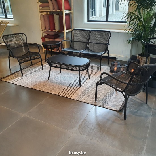 Vincent Sheppard LOOP Loungestuhl Loop Lounge Stuhl Rahmen aus Schwarz Aluminium Schwarz Flechtwerk Polyethylen.