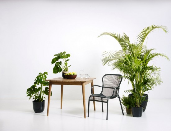 Vincent Sheppard Loop Tisch Stuhl schwarz Loop Stuhl Rahmen aus Schwarz Aluminium Schwarz Flechtwerk Polyethylen.