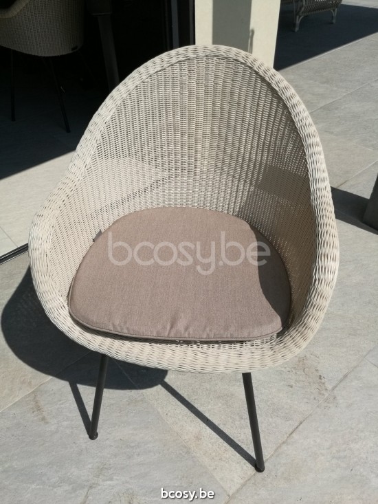 Vincent Sheppard Edgard Tuinarmstoelen Zwart Gepoedercoat Stalen A frame Old Lace Wicker Polyethyleen.