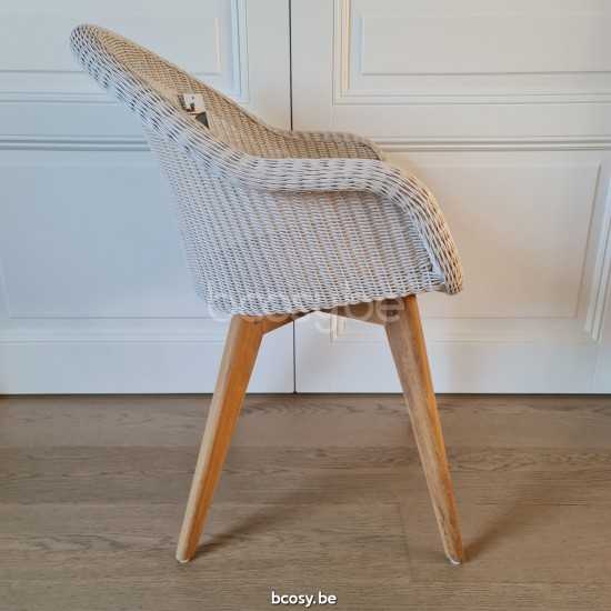 Vincent Sheppard Edgard Tuinarmstoelen Onbehandeld Teak Houten frame Old Lace Wicker Polyethyleen.