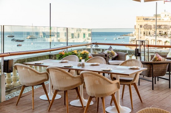 Vincent Sheppard Edgard fauteuils de jardin avec accoudoirs cadre en Teck Non traité Tressage Vieille dentelle Polyéthylène.