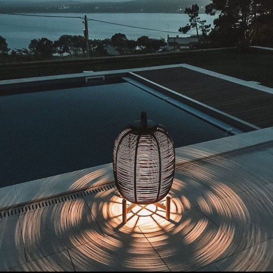 Vincent Sheppard Tika Vloerlampen Stalampen Staande Lampen Staanlampen Onbehandeld Teak Houten frame Zwart Wicker koord Polye