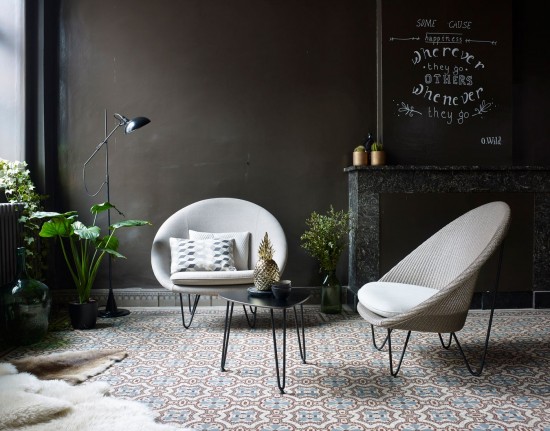 Vincent Sheppard Rozy Bijzettafel Plectrum vorm Zwart Stalen frame.