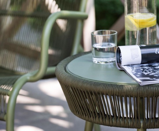 Vincent Sheppard Table d'appoint Loop moss Loop Table d'appoint ronde de jardin cadre en Aluminium Mousse Cordon Crocheté Mousse Polypropylène.