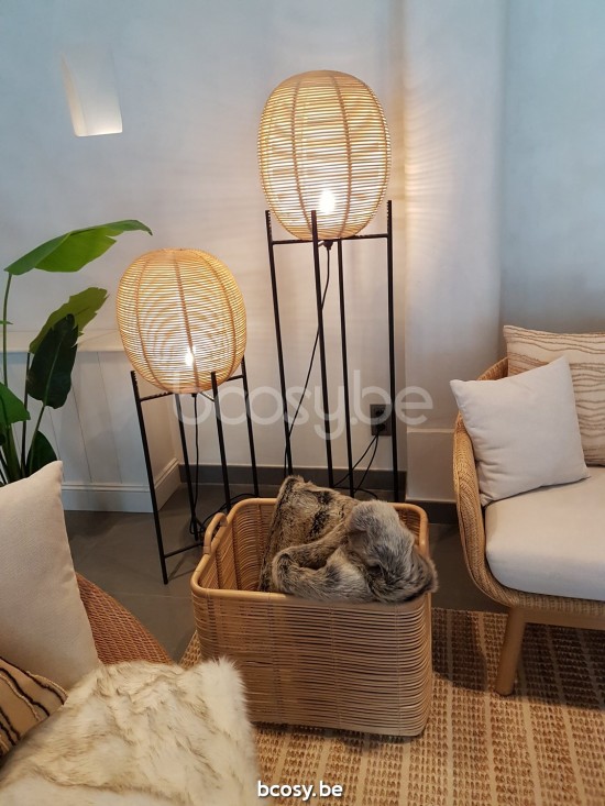 Vincent Sheppard Sari Stehlampe Medium Rahmen aus Schwarz Stahl Natürlich Rattan.